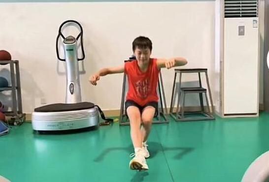 据英国媒体talkSPORT消息，曼联考虑冬窗租借曼城中场菲利普斯。